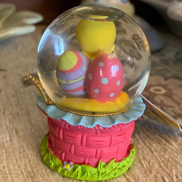Vintage Looney Tunes Tweety Bird mini Easter Snow Globe. Approximately 3” - Picture 2 of 3